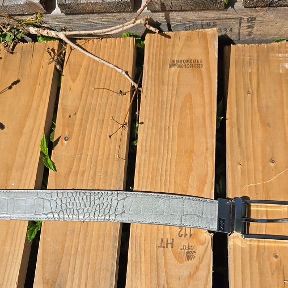 Gray Crocodile Embossed Belt Reversable white/gray - Picture 1 of 8